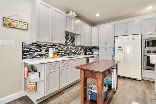 573 MOUNTAIN OAKS DR, Canyon Lake, TX 78133