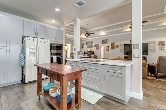 573 MOUNTAIN OAKS DR, Canyon Lake, TX 78133