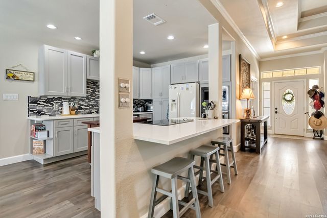 573 MOUNTAIN OAKS DR, Canyon Lake, TX 78133