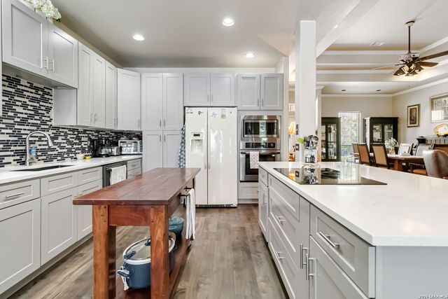 573 MOUNTAIN OAKS DR, Canyon Lake, TX 78133