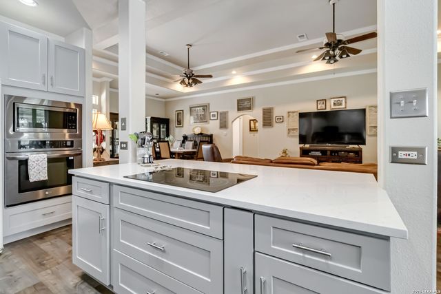 573 MOUNTAIN OAKS DR, Canyon Lake, TX 78133