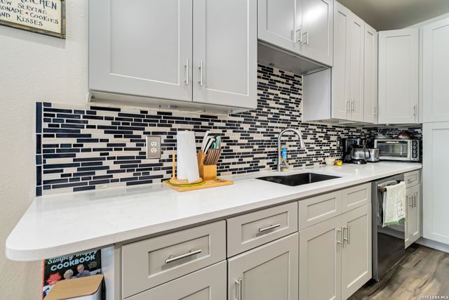 573 MOUNTAIN OAKS DR, Canyon Lake, TX 78133