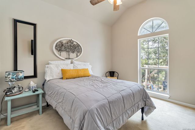 573 MOUNTAIN OAKS DR, Canyon Lake, TX 78133
