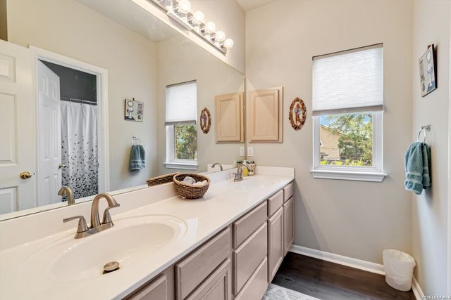 573 MOUNTAIN OAKS DR, Canyon Lake, TX 78133