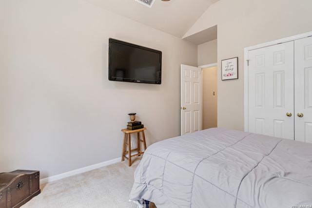 573 MOUNTAIN OAKS DR, Canyon Lake, TX 78133