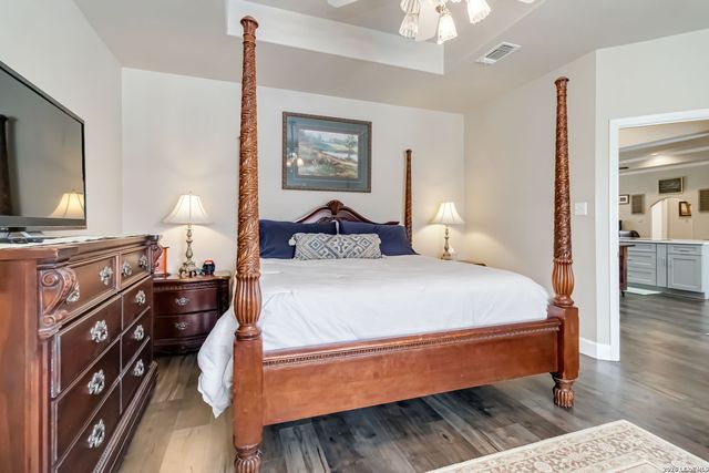 573 MOUNTAIN OAKS DR, Canyon Lake, TX 78133