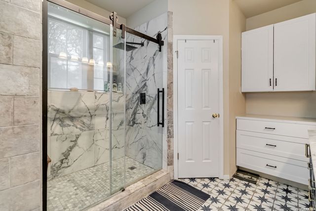 573 MOUNTAIN OAKS DR, Canyon Lake, TX 78133