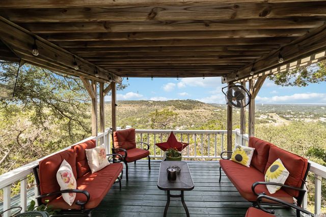 573 MOUNTAIN OAKS DR, Canyon Lake, TX 78133