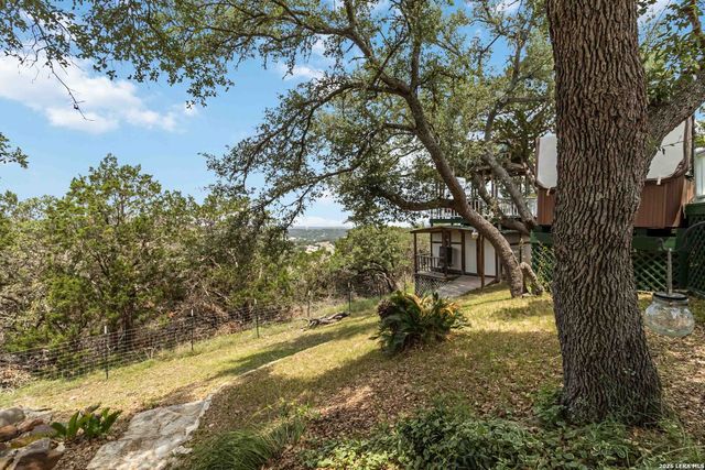 573 MOUNTAIN OAKS DR, Canyon Lake, TX 78133