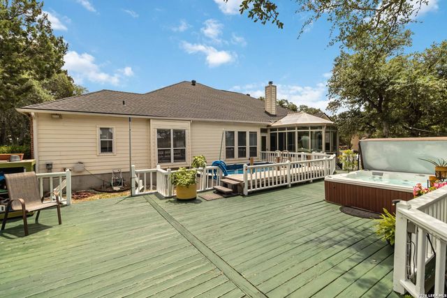 573 MOUNTAIN OAKS DR, Canyon Lake, TX 78133