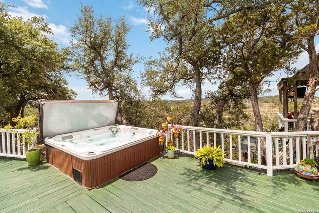573 MOUNTAIN OAKS DR, Canyon Lake, TX 78133