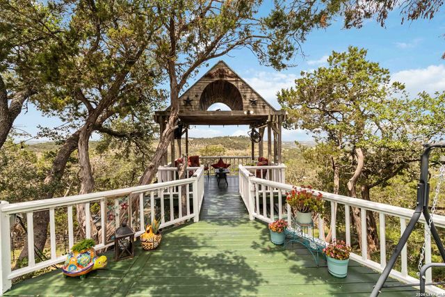 573 MOUNTAIN OAKS DR, Canyon Lake, TX 78133