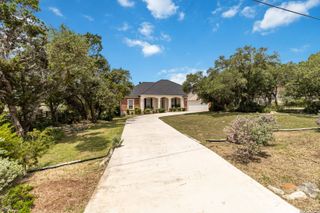 573 MOUNTAIN OAKS DR, Canyon Lake, TX 78133