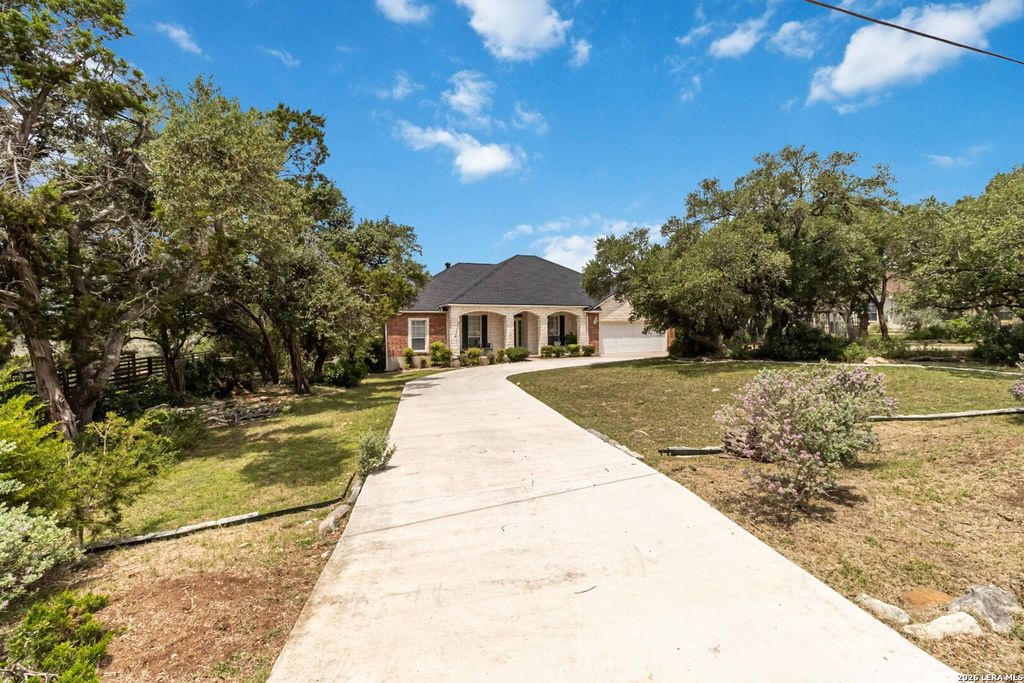 573 MOUNTAIN OAKS DR, Canyon Lake, TX 78133