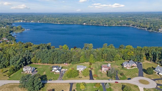 7233 N Lake Orchard Drive, Chelsea, MI 48118