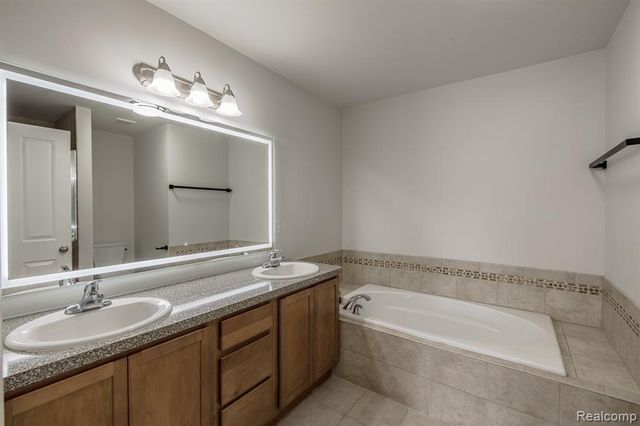 2206 Paradise Trail, Oxford, MI 48371