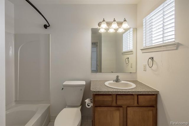 2206 Paradise Trail, Oxford, MI 48371