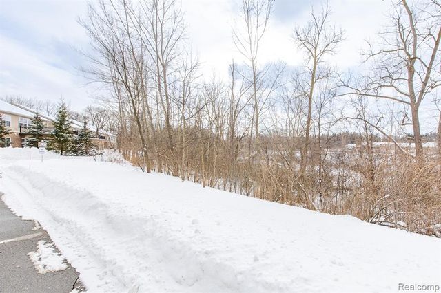 2206 Paradise Trail, Oxford, MI 48371