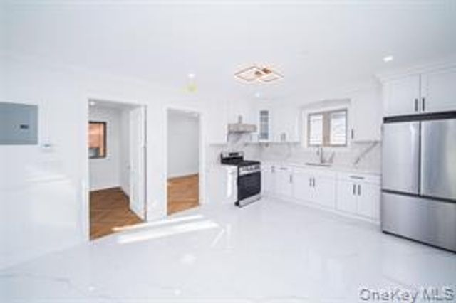 76-33 160 Street 1st FL, Fresh Meadows, NY 11366