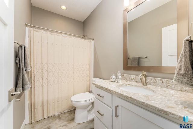 7317 S Elmstead Cir Circle, Sioux Falls, SD 57108