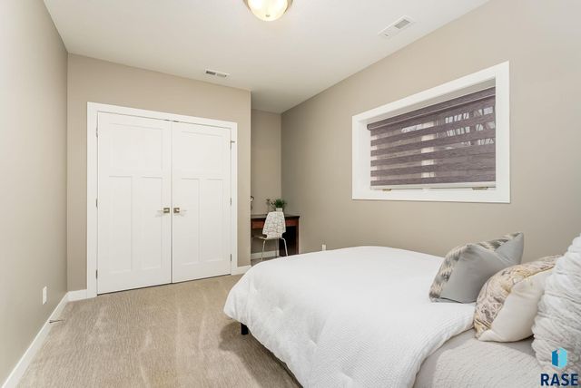 7317 S Elmstead Cir Circle, Sioux Falls, SD 57108