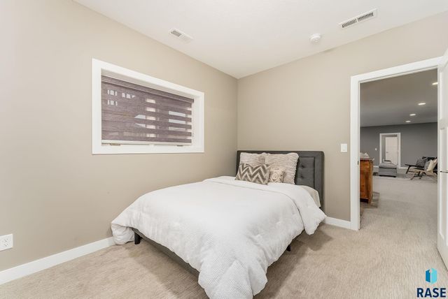 7317 S Elmstead Cir Circle, Sioux Falls, SD 57108