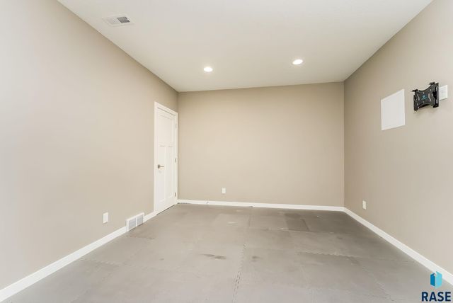 7317 S Elmstead Cir Circle, Sioux Falls, SD 57108