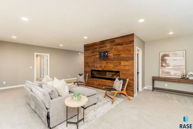 7317 S Elmstead Cir Circle, Sioux Falls, SD 57108