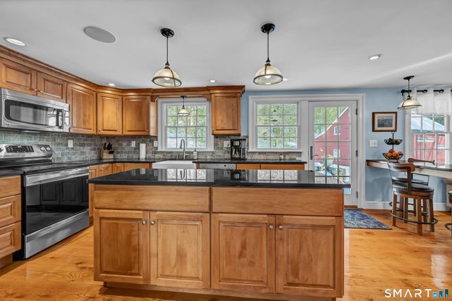 14 Dinglebrook Lane, Newtown, CT 06470