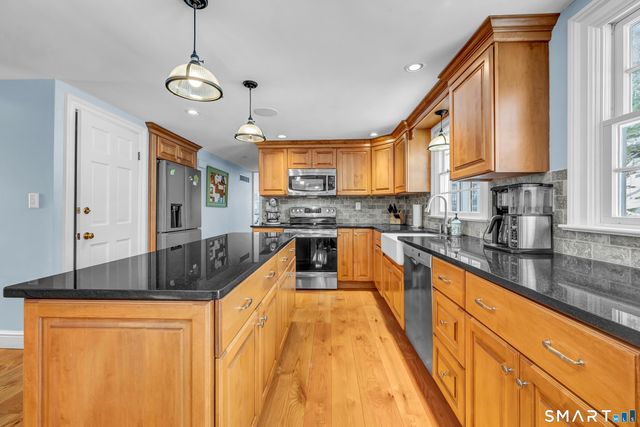 14 Dinglebrook Lane, Newtown, CT 06470