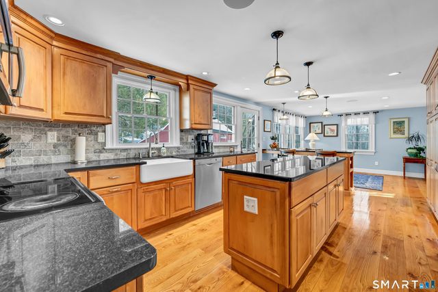 14 Dinglebrook Lane, Newtown, CT 06470