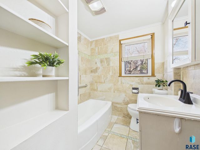 2304 W 18th St Street, Sioux Falls, SD 57104