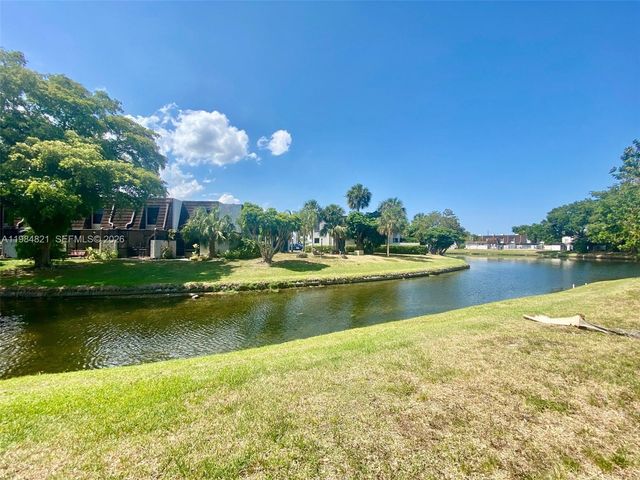 8975 Palm Tree Ln 8975, Pembroke Pines, FL 33024