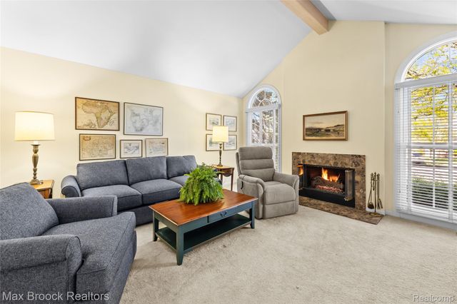 2456 Inglehill Point, Bloomfield Charter Township, MI 48304