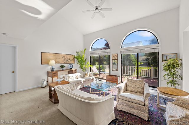 2456 Inglehill Point, Bloomfield Charter Township, MI 48304