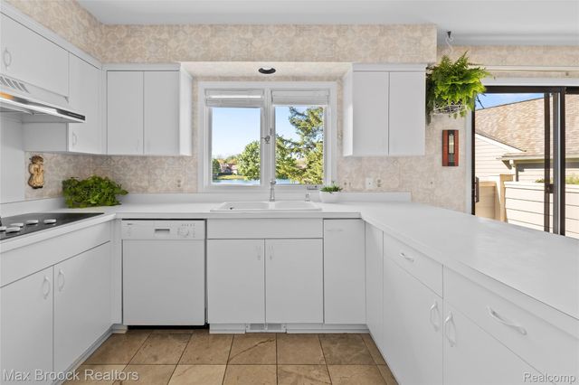 2456 Inglehill Point, Bloomfield Charter Township, MI 48304