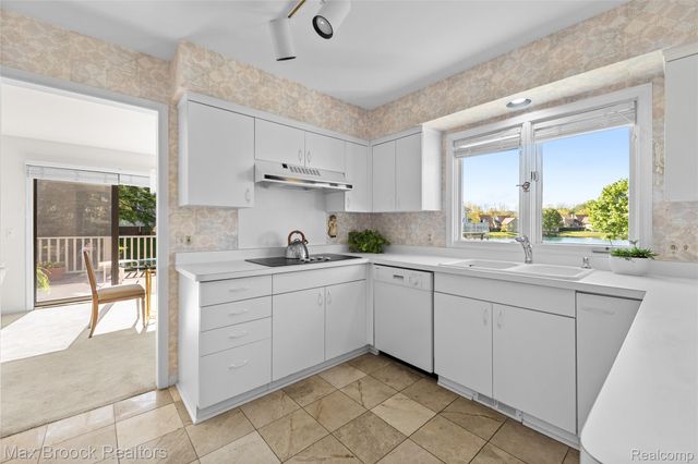 2456 Inglehill Point, Bloomfield Charter Township, MI 48304