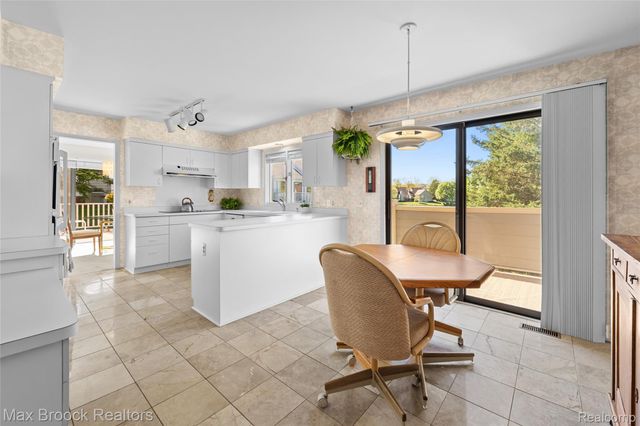 2456 Inglehill Point, Bloomfield Charter Township, MI 48304