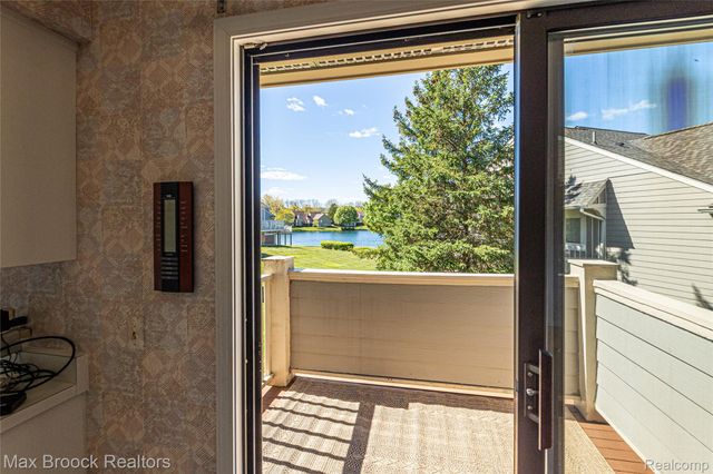2456 Inglehill Point, Bloomfield Charter Township, MI 48304