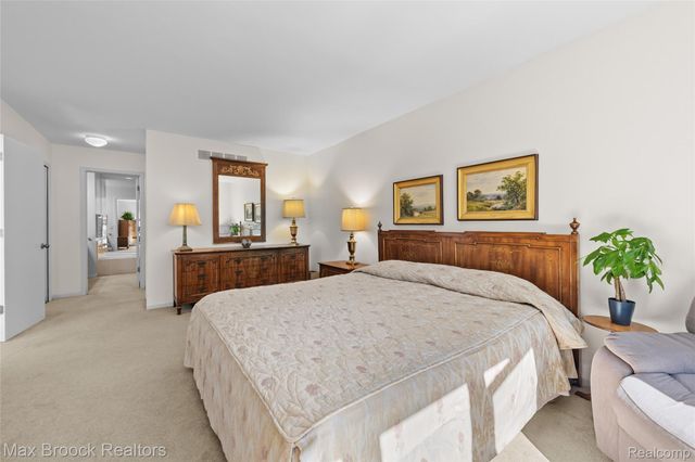 2456 Inglehill Point, Bloomfield Charter Township, MI 48304