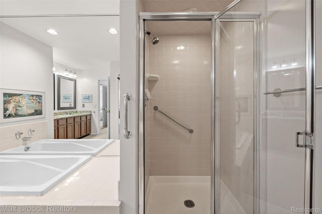 2456 Inglehill Point, Bloomfield Charter Township, MI 48304