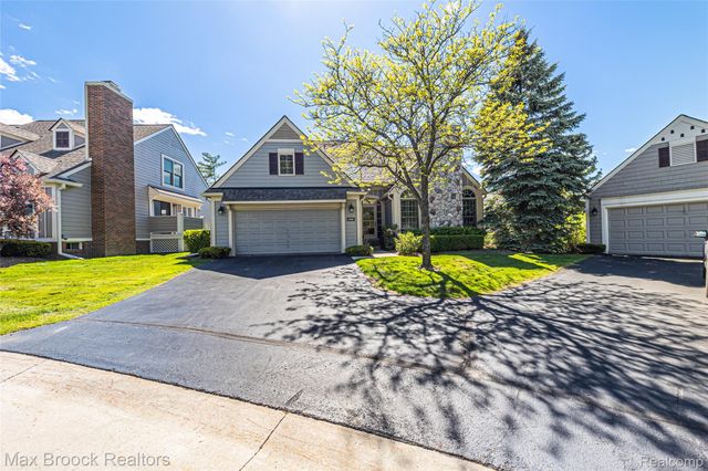 2456 Inglehill Point, Bloomfield Charter Township, MI 48304