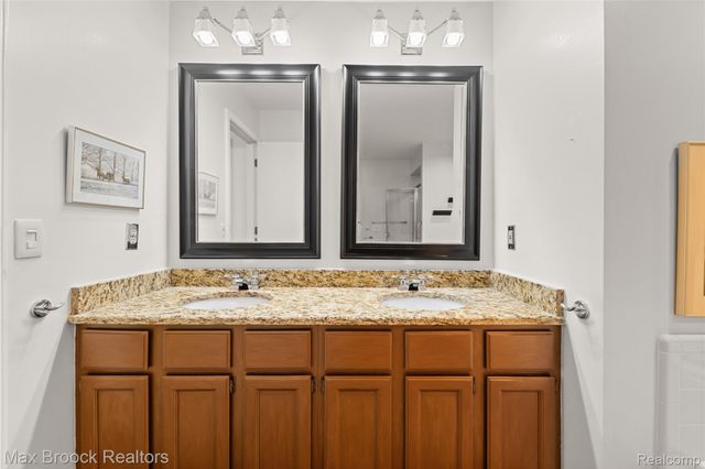 2456 Inglehill Point, Bloomfield Charter Township, MI 48304