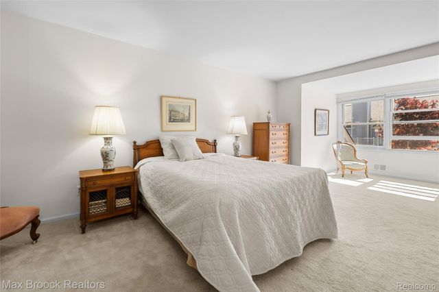 2456 Inglehill Point, Bloomfield Charter Township, MI 48304