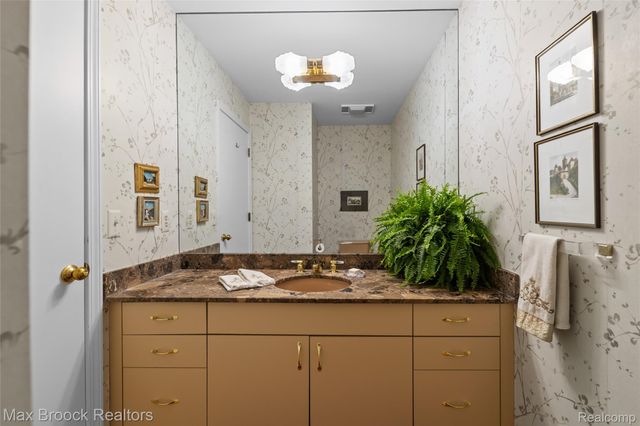 2456 Inglehill Point, Bloomfield Charter Township, MI 48304