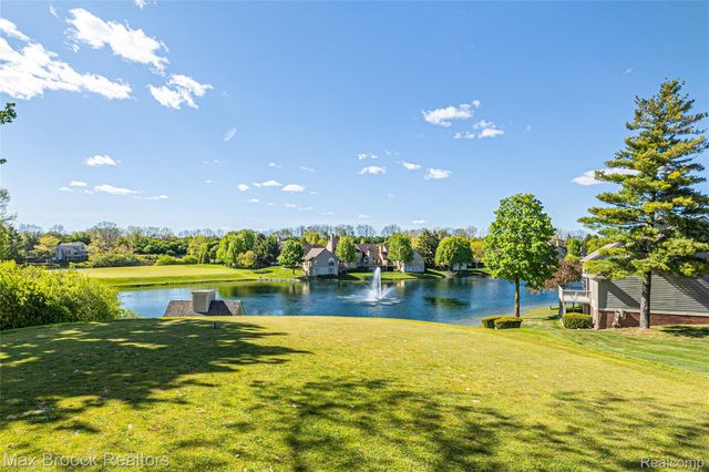 2456 Inglehill Point, Bloomfield Charter Township, MI 48304