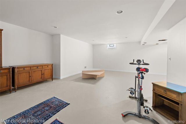 2456 Inglehill Point, Bloomfield Charter Township, MI 48304
