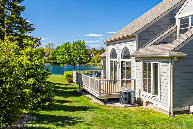 2456 Inglehill Point, Bloomfield Charter Township, MI 48304