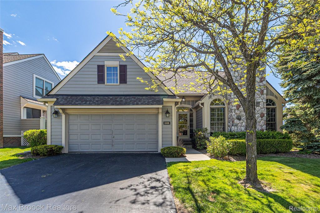 2456 Inglehill Point, Bloomfield Charter Township, MI 48304
