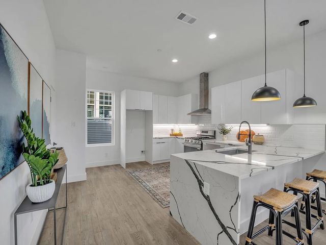631 N Tyler Street 202, Dallas, TX 75208